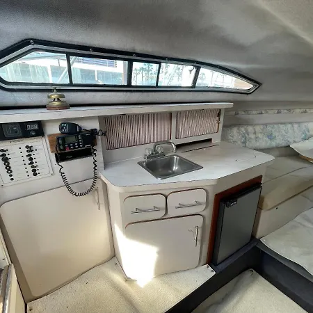 Botel Yate Eos *
